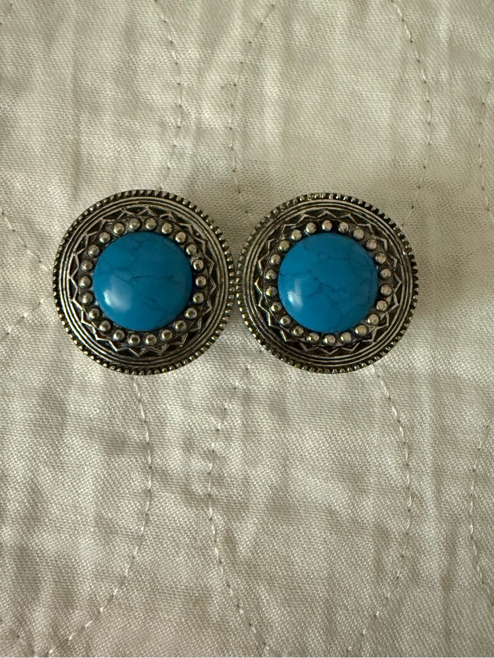 19mm Lotus Flower Howlite Turquoise Tunnels